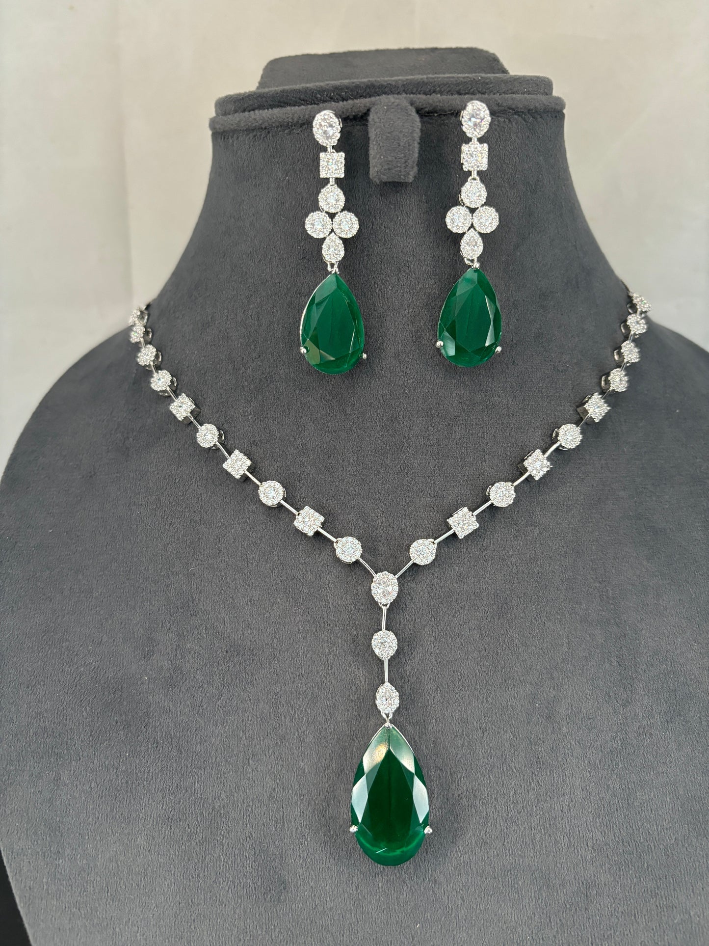 Emerald Teardrop Pendant Necklace Set