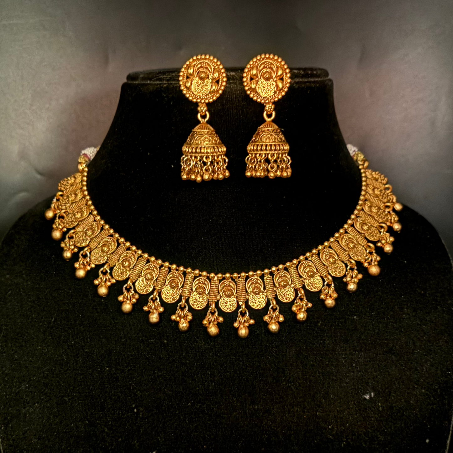 Royal Antique Gold Necklace Set with Intricate Detailing