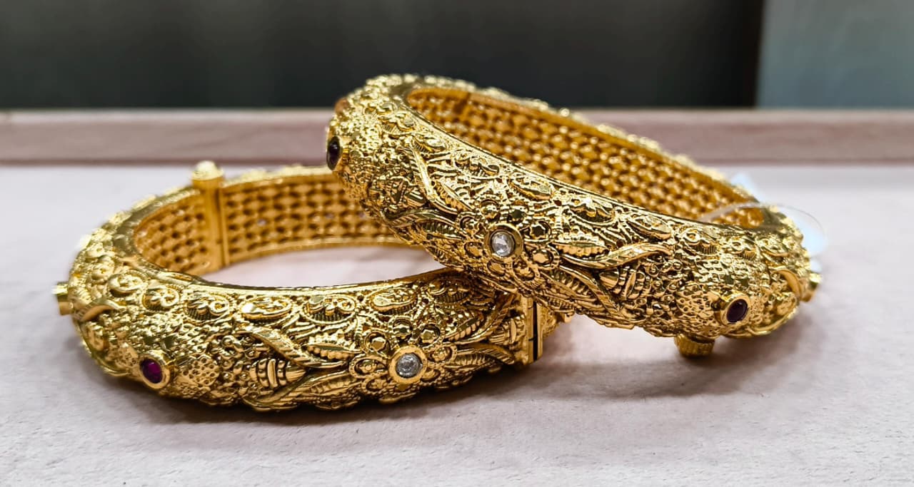 ANTIQUE BANGLE